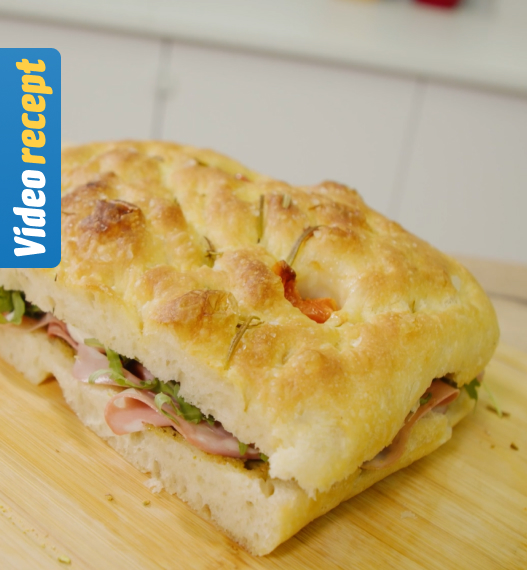 Focaccia sendvič s mortadelom, mozzarellom i pestom