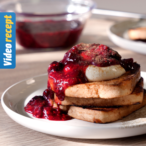 Francuski tost s umakom od šumskog voća i mascarpone kremom